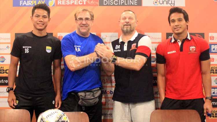 Pelatih Persib Bandung, Robert Rene Alberts bersalaman dengan Pelatih Madura United, Dejan Antonicsaat konferensi pers di Graha Persib, Jalan Sulanjana, Kota Bandung, Sabtu (22-06-2019). Foto: Arif Rahman/INDOSPORT