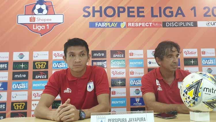 Pelatih Persipura Jayapura, Luciano Leandro bersama kiper Mario Fabio Londok