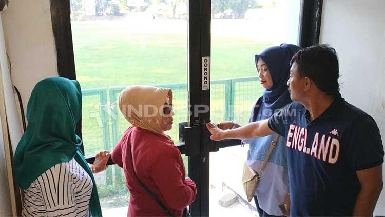 Konflik dengan Pemkot Surabaya, membuat Lapangan Karanggayam Digembok ketika itu.