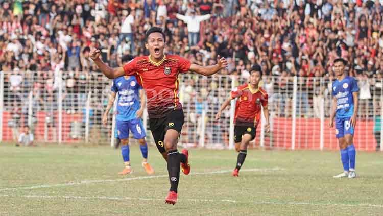 Penyerang Persibat Batang, Imam Witoyo berselebrasi usai mencetak gol ke gawang Persiraja Banda Aceh dalam laga Liga 2 Grup Barat di Stadion M Sarengat, Sabtu (22/06/19). Copyright: Ronald Seger Prabowo/INDOSPORT