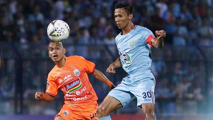 Pemain Persija Jakarta, Riko Simanjuntak berusaha mencuri bola dari pemain Persela pertandingan pada Liga 1, Sabtu (22-06-19). Foto: Instagram@perselafc Copyright: Instagram@perselafc
