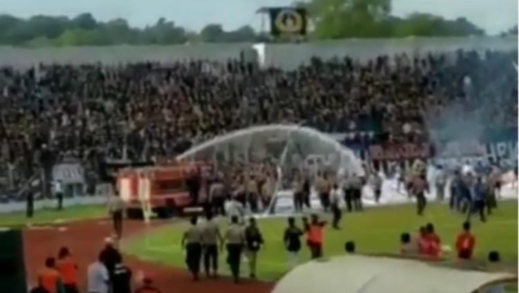 Oknum suporter PSPS Riau terlibat bentrokan dengan pihak keamanan di laga melawan PSMS Medan, Sabtu (22/06/19). Copyright: Instagram