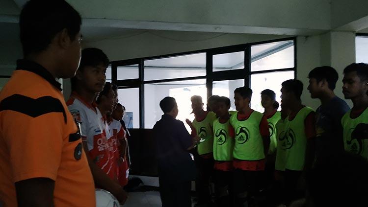 Sekretaris tim amatir Persebaya, Supriyono (tengah) saat melihat persiapan pertandingan Untag Rosita vs Indonesia Muda (IM) di Lapangan Karanggayam, Sabtu (22/06/19). Copyright: Fitra Herdian/INDOSPORT