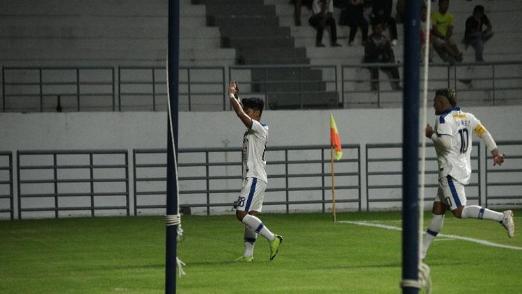 Selebrasi pemain PSIM Yogyakarta, Rossi Noprihanis.