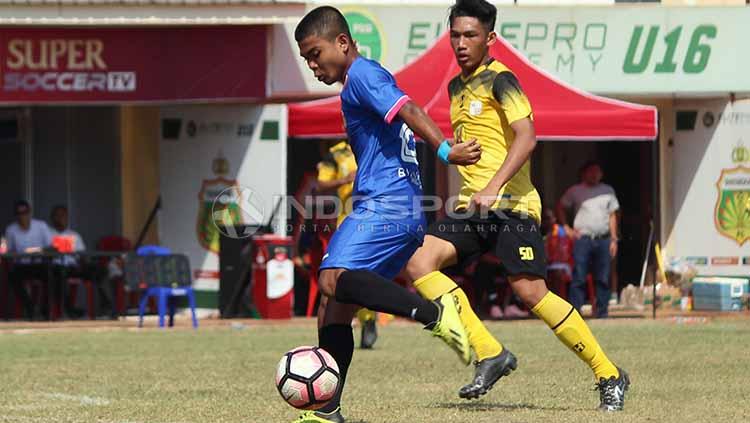Pemain Bhayangkara FC U-18 berusaha melepaskan tembakan ke gawang Barito Putera U-18, pada lanjutan elite pro academy di Lapangan Polda, Jatim, Minggu (23/06/19). Foto: Fitra Herdian/INDOSPORT - INDOSPORT