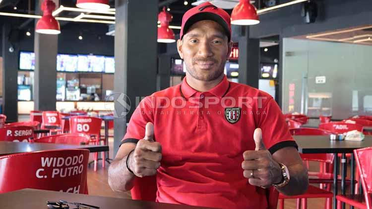 Leonard Tupamahu di Bali United Cafe, Gianyar, Jumat (21-06-2019). Foto: Nofik Lukman Hakim/INDOSPORT - INDOSPORT