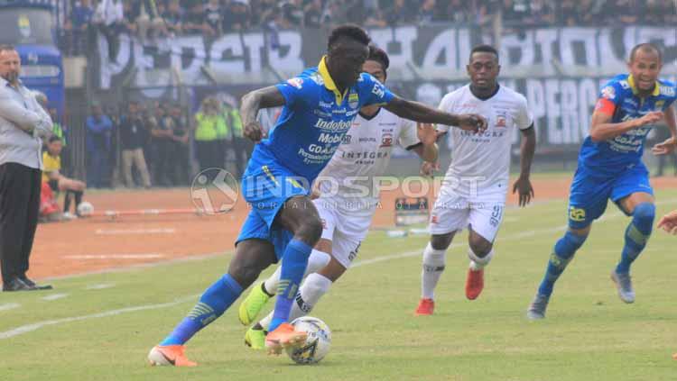 Pertandingan Persib Bandung menghadapi Madura United di Stadion Si Jalak Harupat, Kabupaten Bandung, Minggu (23/06/2019). Foto: Arif Rahman/INDOSPORT Copyright: Arif Rahman/INDOSPORT