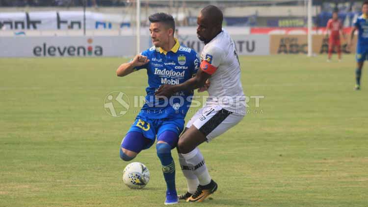 Pemain Persib Bandung, Kim Kurniawan berduel dengan pemain Madura United di Stadion Si Jalak Harupat, Kabupaten Bandung, Minggu (23/06/2019). Foto: Arif Rahman/INDOSPORT Copyright: Arif Rahman/INDOSPORT