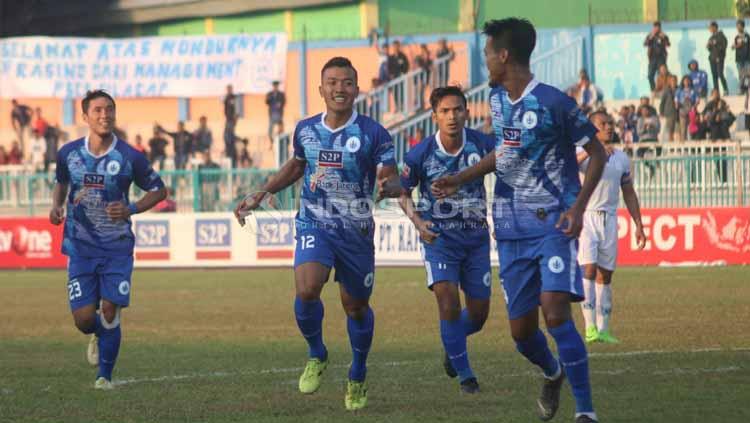 Selebrasi pemain PSCS Cilacap usai menjebol gawang Blitar United di Stadion Wijayakusuma, Minggu (23-06-19). Foto: Ronald Seger Prabowo/INDOSPORT