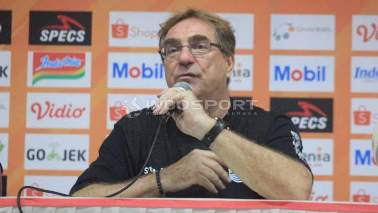 Pelatih Persib Bandung, Robert Rene Alberts, mulai melupakan hasil buruk timnya dan fokus untuk laga Borneo FC. Foto: Arif Rahman/INDOSPORT