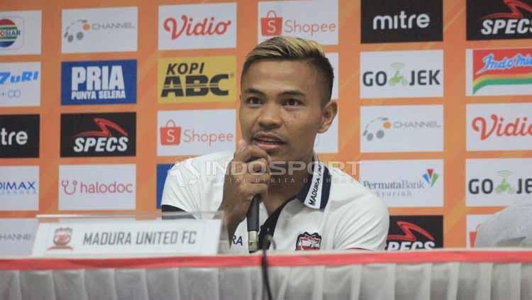 Pemain belakang Madura United, Asep Berlian saat konferensi pers seusai pertandingan menghadapi Persib Bandung di Stadion Si Jalak Harupat, Kabupaten Bandung, Minggu (23/06/2019). Foto: Arif Rahman/INDOSPORT - INDOSPORT