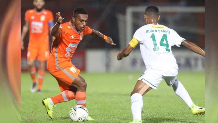 Gol kilat pesepak bola asal Papua, Terens Puhiri, saat berseragam Borneo FC di Liga 1 2017 kembali dikenang media asing.
