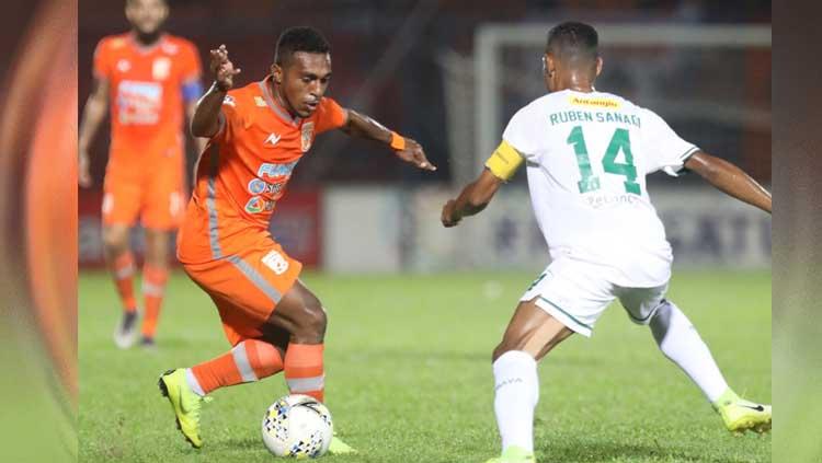 Gol kilat pesepak bola asal Papua, Terens Puhiri, saat berseragam Borneo FC di Liga 1 2017 kembali dikenang media asing. - INDOSPORT