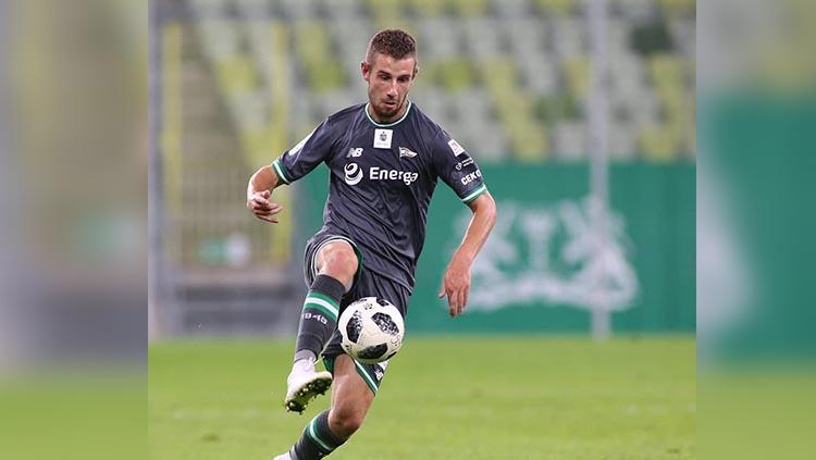 Striker muda Lechia Gdansk, Przemyslaw Macierzynski bisa mengancam karier Egy Maulana Vikri untuk masuk skuat senior. Copyright: Instagram.com/garudajayateam