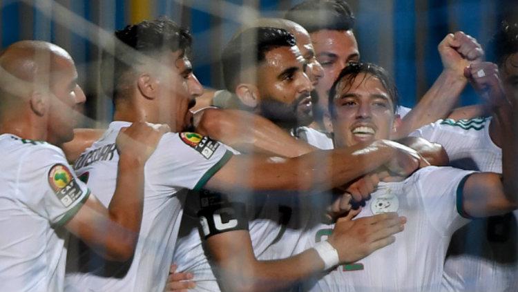 Para pemain Aljazair merayakan gol ke gawang Kenya pada Piala Afrika 2019, Minggu (23/06/19) dini hari WIB. KHALED DESOUKI/AFP/Getty Images
