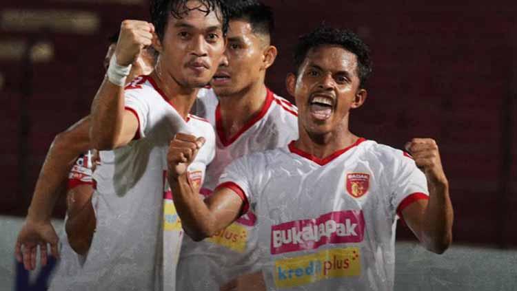 Abdul Rahman Lestaluhu (kanan) saat melakukan selebrasi bersama rekan satu timnya. Copyright: badaklampungfc