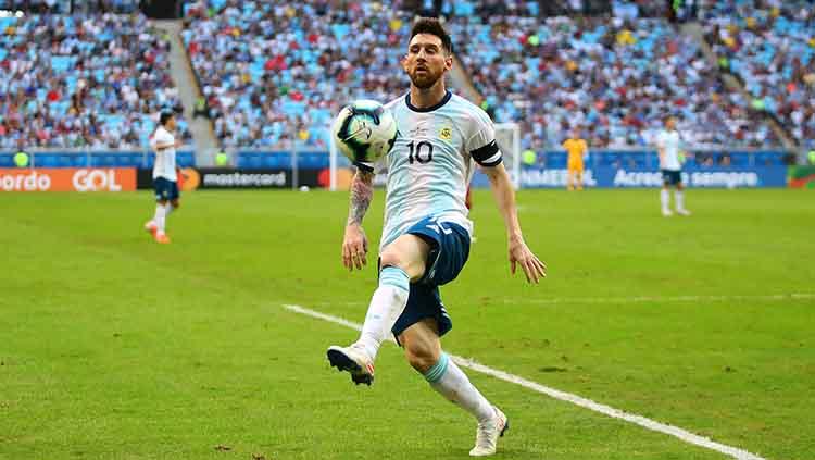 Lionel Messi mengontrol bola pada laga melawan Qatar di Arena do Gremio.