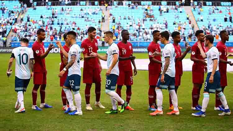 Para pemain timnas Qatar dan Argentina bersalaman sebelum kick off di Arena do Gremio, Senin (24/06/19).