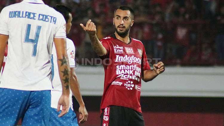 Gelandang Bali United, Brwa Nouri saat berkoordinasi dengan rekan-rekannya, dalam pertandingan melawan PSIS Semarang, Sabtu (22/6/2019). Foto : Nofik Lukman Hakim - INDOSPORT