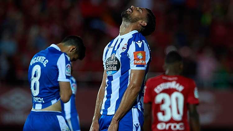 Pablo Mari pemain Deportivo menunjukkan ekspresi kekecewaan usai gagal membawa timnya promosi ke LaLiga Spanyol.