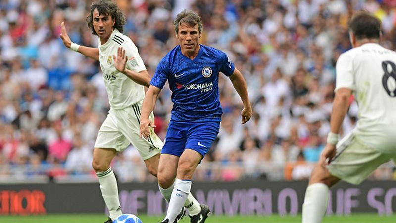 Gianfranco Zola (tengah) ketika dihadang oleh para legenda Real Madrid.
