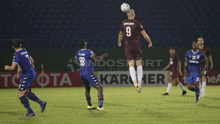 Eero Markkanen mengambil bola atas pada laga melawan Becamex Binh Duong.