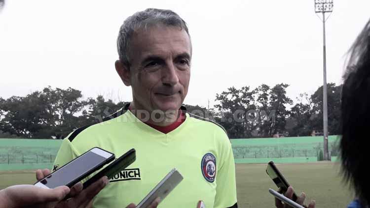 Pelatih Arema FC, Milomir Seslija saat di Stasiun Gajayana Malang, Senin (24-06-19). Foto: Ian Setiawan/INDOSPORT Copyright: Ian Setiawan/INDOSPORT