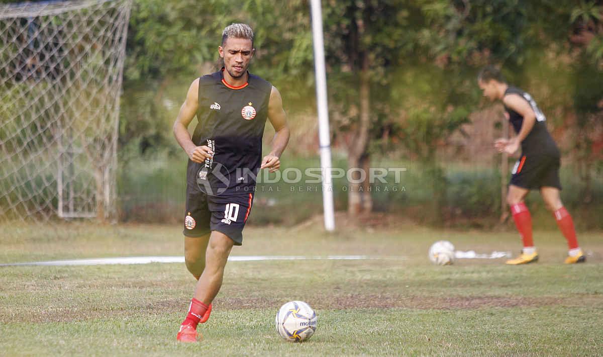 Pemain Persija Jakarta, Bruno Matos, pada latihan tim di Lapangan PSAU TNI Halim Perdanakusuma, Jakarta Timur, Senin (24/6/19). Foto: Herry Ibrahim/INDOSPORT