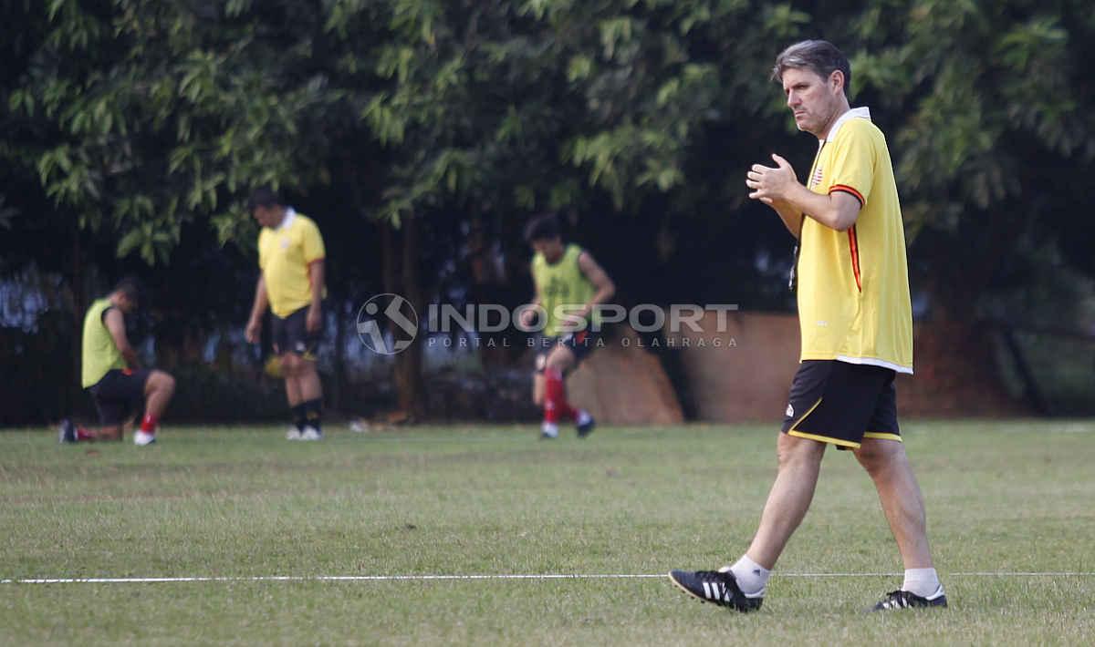 Pelatih Persija, Julio Banuelos (kanan) saat memimpin latihan tim Persija Jakarta di Lapangan PSAU TNI Halim Perdanakusuma, Jakarta Timur, Senin (24/6/19). Foto: Herry Ibrahim/INDOSPORT