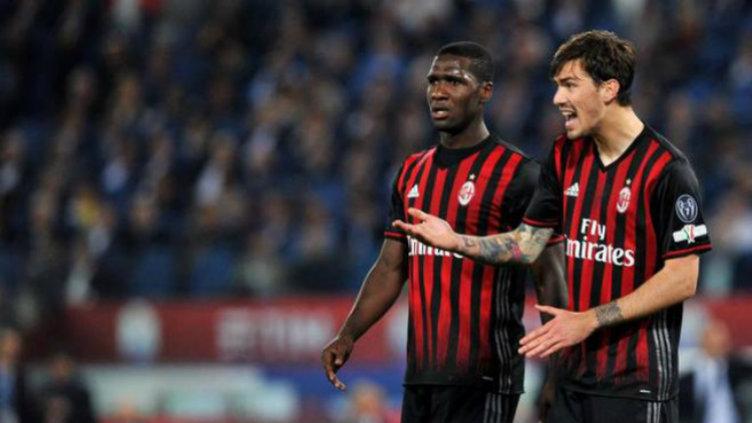 Cristian Zapata dan Alessio Romagnoli saat beraksi di atas lapangan.