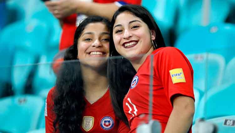 Dua suporter cantik Chile memberikan senyuman manis saat diambil gambarnya oleh salah satu awak media (21/06/19). Felipe Oliveira/Getty Images