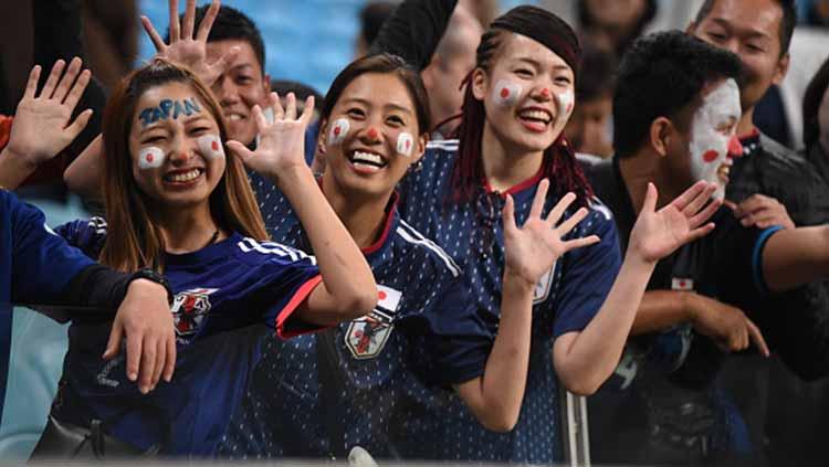 Kegembiraan ditunjukkan oleh para suporter timnas Jepang saat menyaksikan laga Copa America antara Uruguay vs Jepang di Arena do Gremio (20/06/19). Kaz Photography/Getty Images