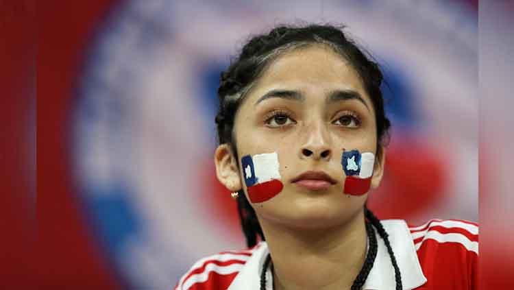 Salah satu fans timnas Chile tampak serius menyaksikan laga fase grup Copa America 2019 di Arena Fonte Nova. Bruna Prado/Getty Images