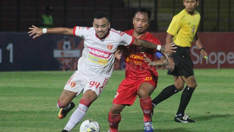 I Gede Sukadana (kanan) sempat mendapat perlakuan kurang menyenangkan saat laga kontra Badak Lampung. Ronald Seger Prabowo/INDOSPORT.