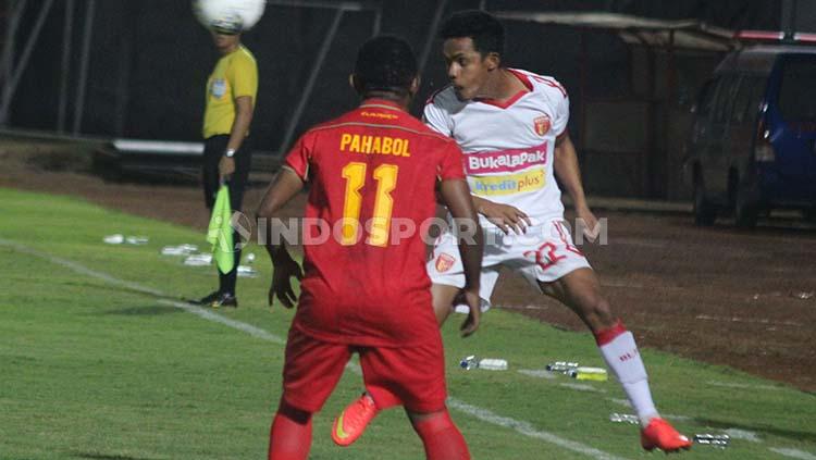 Gelandang Badak Lampung FC, Abdulrahman Lestaluhu (kanan) berebut bola dengan winger Kalteng Putra, Ferinando Pahabol dalam laga Liga 1 di Stadion Sultan Agung, Bantul.