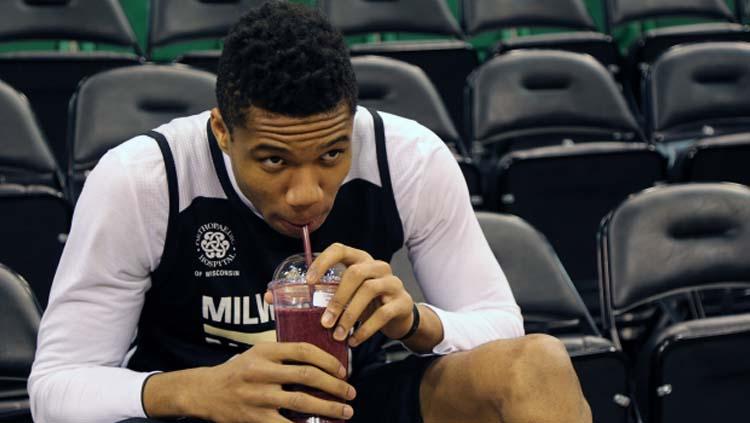 Giannis Antetokounmpo, bintang basket Milwaukee Bucks baru pertama kali merasakan smoothie di tahun 2014. Copyright: BucksNation