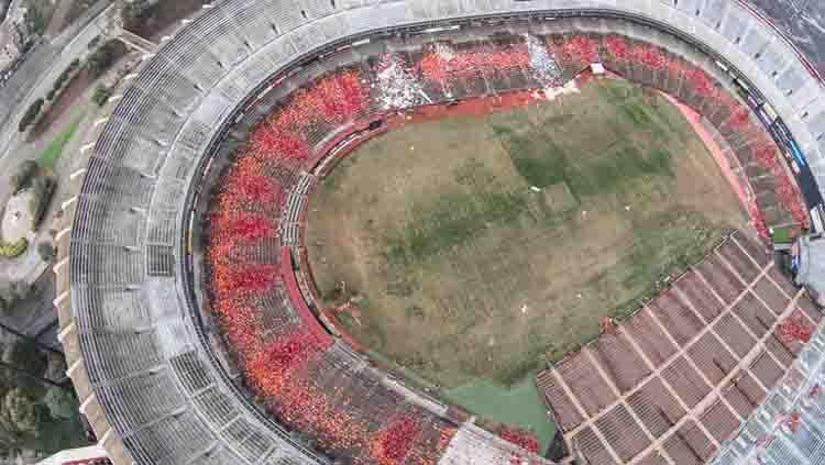 Stadion Candlestick Park, stadion di California yang ditutup sejak tahun 2014 dan kini tampak tak terurus.