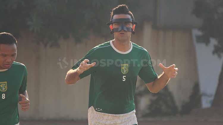 Otavio Dutra terlihat memakai topeng saat latihan sore tadi, Selasa (25/6/19). Copyright: Fitra Herdian/INDOSPORT
