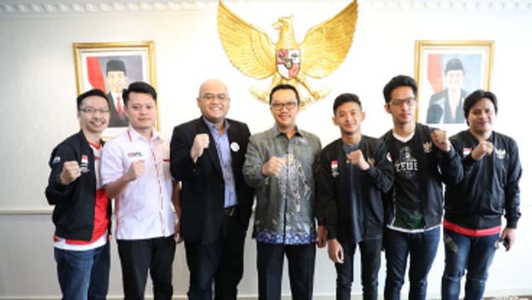 Menpora bersama Tim Esport Indonesia Pro Evolution Soccer Copyright: Kemenpora