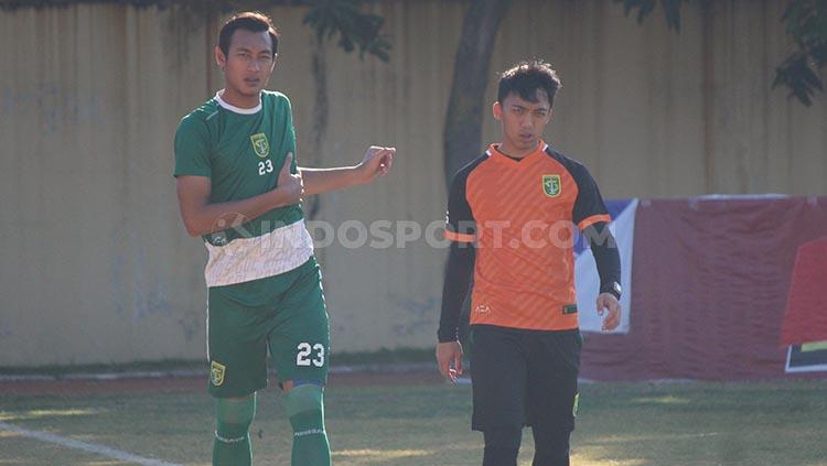Teks foto Hansamu Yama jogging ditemani fisioterapi tim Persebaya di Lapangan Polda Jatim. Selasa (25/6/19).