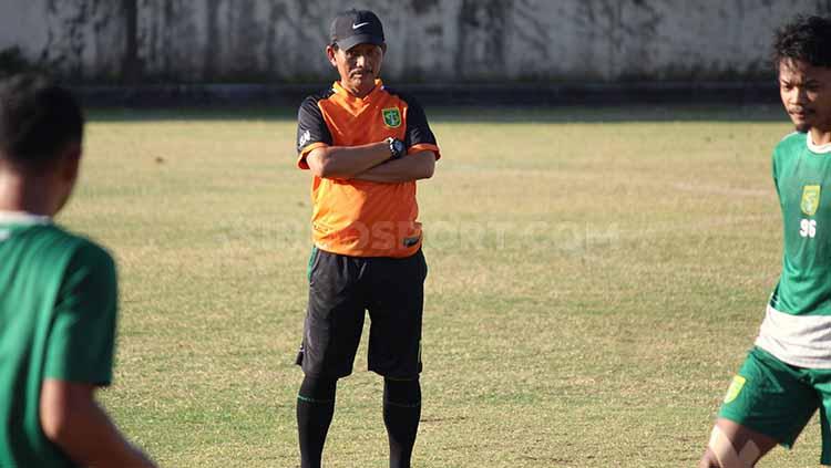 Pelatih Persebaya Surabaya, Djajang Nurdjaman, memimpin latihan anak didiknya di Lapangan Polda Jatim, Selasa (25/6/19).