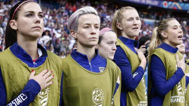 Megan Rapinoe (kedua dari kiri) saat mengheningkan cipta kebangsaan.