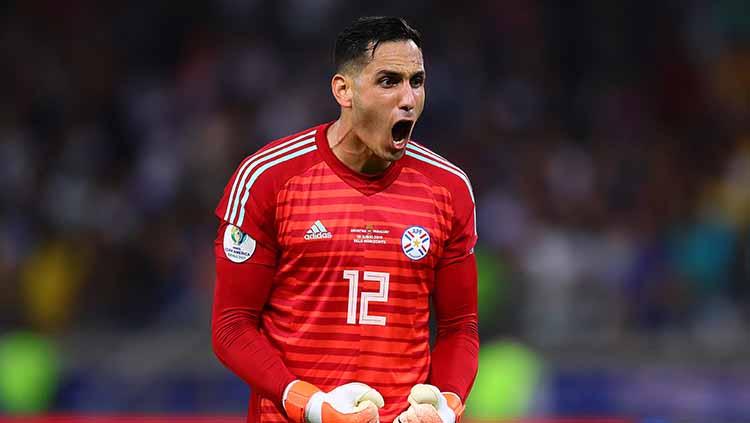 Kiper timnas Paragauy, Roberto Fernandez melakukan selebrasi Copyright: Chris Brunskill/Fantasista/Getty Images