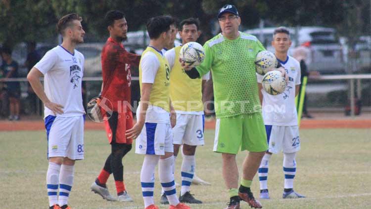Pelatih Persib Bandung, Robert Rene Alberts saat memimpin latihan di Lapangan Saraga ITB, Kota Bandung, beberapa waktu lalu.