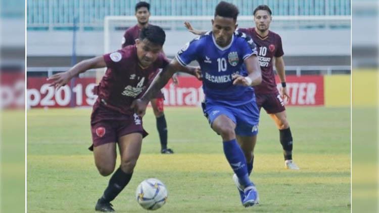 Asnawi Mangkualam berduel pada laga PSM Makassar vs Becamex Binh Duong di Piala AFC 2019, Rabu (26/06/19). Copyright: Twitter/@PSM_Makassar