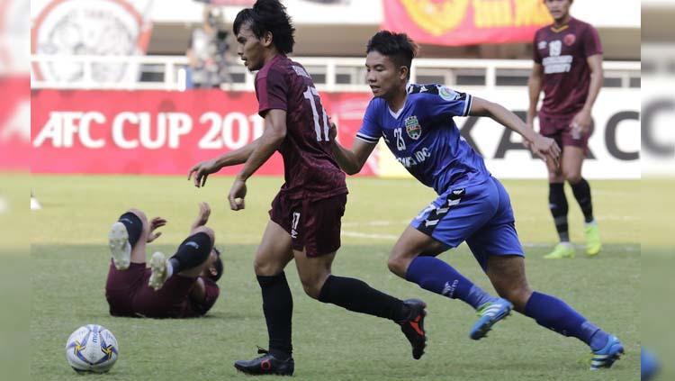 Irsyad Aras dikawal lawan pada laga PSM Makassar vs Becamex Binh Duong di Piala AFC 2019, Rabu (26/06/19). Copyright: Twitter/@AFCCup