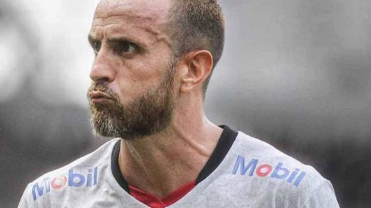 Gelandang Bali United, Paulo Sergio.