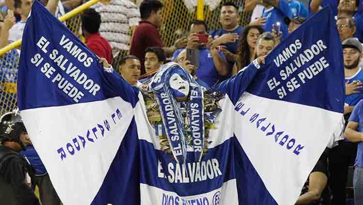 Salah seorang fans El Salvador menutup badannya dengan kostum negaranya di Cuscatlan Stadium (23/03/19). Alex Pena/Getty Images