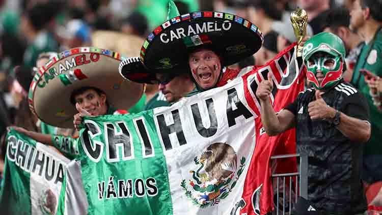Fans timnas Meksiko merayakan gol pertama ke gawang Kanada dalam laga Piala Concacaf di Mile High Stadium (19/06/19). Omar Vega/Getty Images