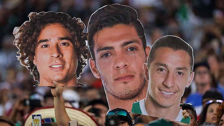 Penggemar Meksiko menunjukkan poster wajah Raul Jimenez, Andres Guardado, dan Jonathan Orozco pada laga Concacaf di Bank of America Stadium (23/06/19). Matthew Ashton - AMA/Getty Images